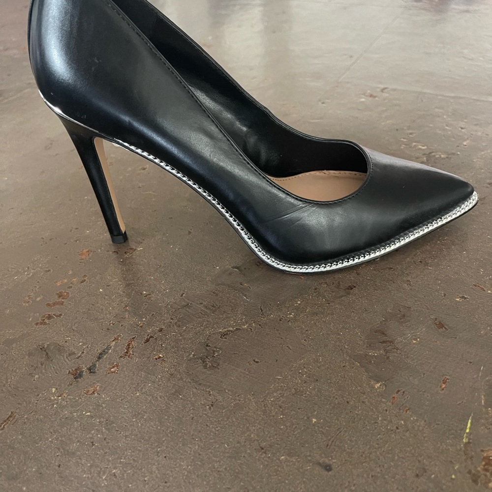 Black pump/silver cord detail